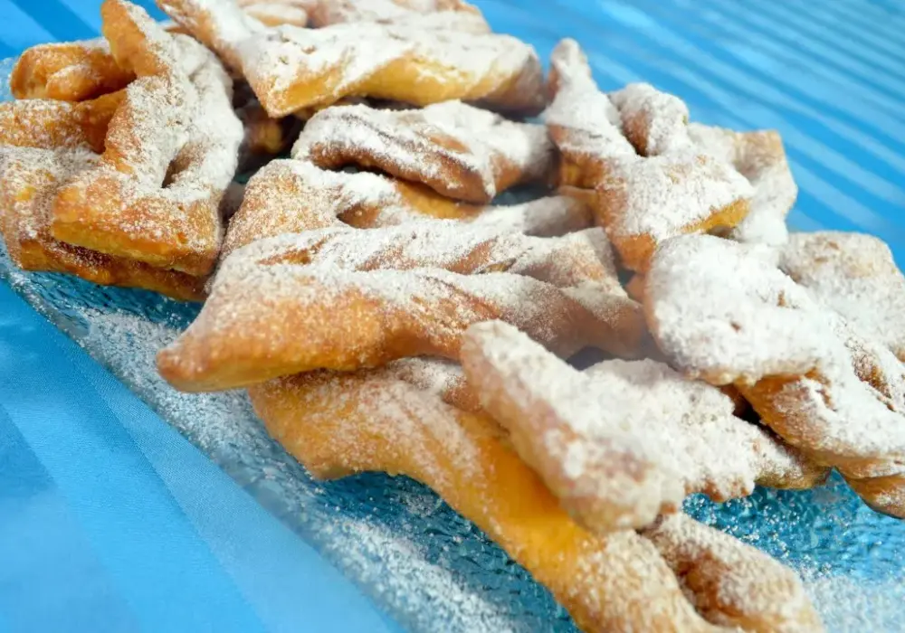Przepis na ciasto chruściki – idealne na każdą okazję, krok po kroku
