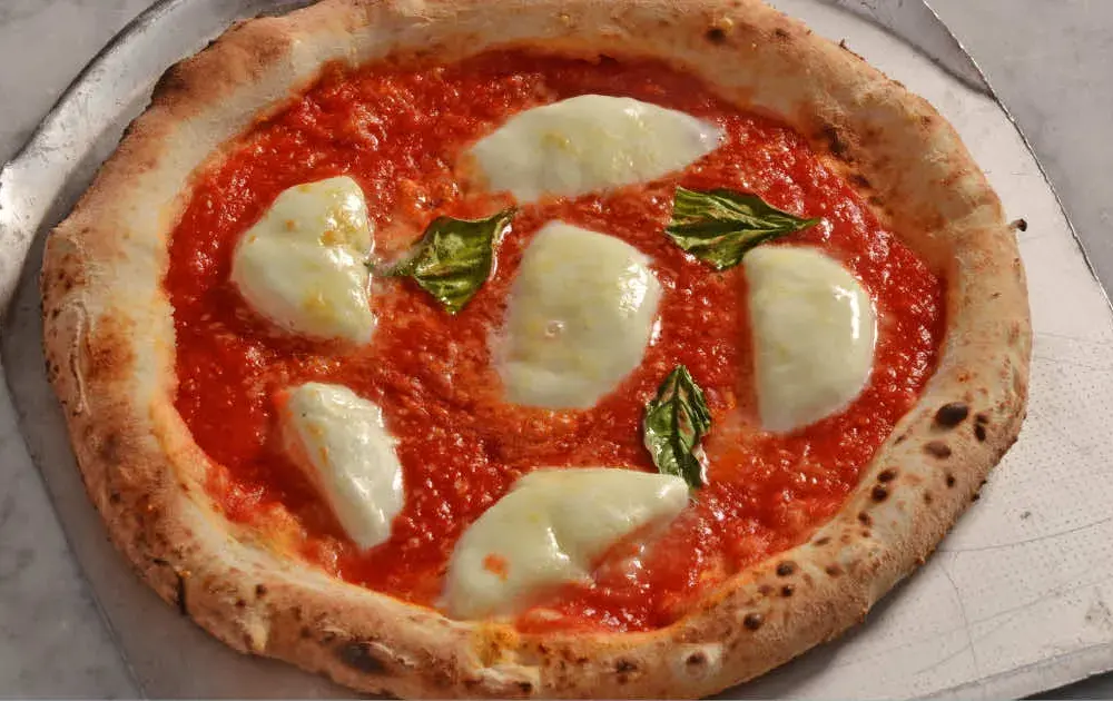 Czy mozzarella w zalewie nadaje się do pizzy? Oto, co musisz wiedzieć