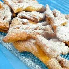Przepis na ciasto chruściki – idealne na każdą okazję, krok po kroku