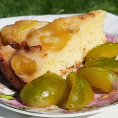 Delikatne ciasto maślane ze śliwkami: tajemnica deseru