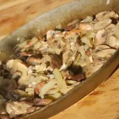Smakowity cebularz z pieczarkami: prosty i sycący przepis