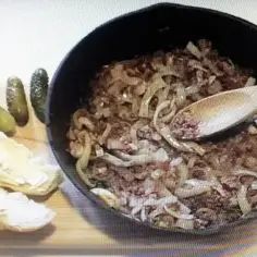 Jak usmażyć kaszankę z cebulą, by zachwycić smakiem i aromatem