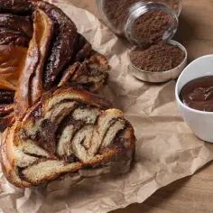 Ciasto drożdżowe z czekoladą: Jak dodać czekolady do klasyka?