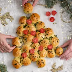 Jak zrobić choinkę z ciasta na pizzę i paluchy czosnkowe?