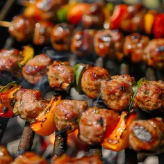 Greckie szaszłyki z mięsa mielonego: Przepis na letnie grillowanie