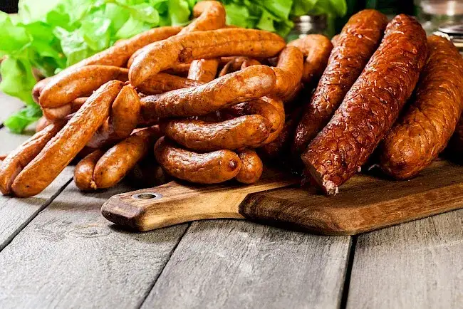Zdjęcie Ile kcal ma kiełbasa z grilla? Zaskakujące fakty o kaloriach