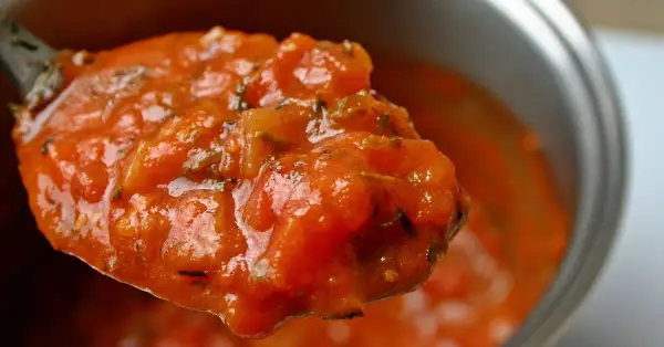 Jakie przyprawy do sosu pomidorowego podkręcą jego smak i aromat?