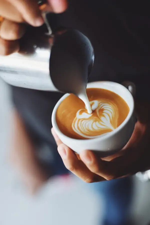 Flat white – skąd pochodzi, jak smakuje i jak je zrobić?